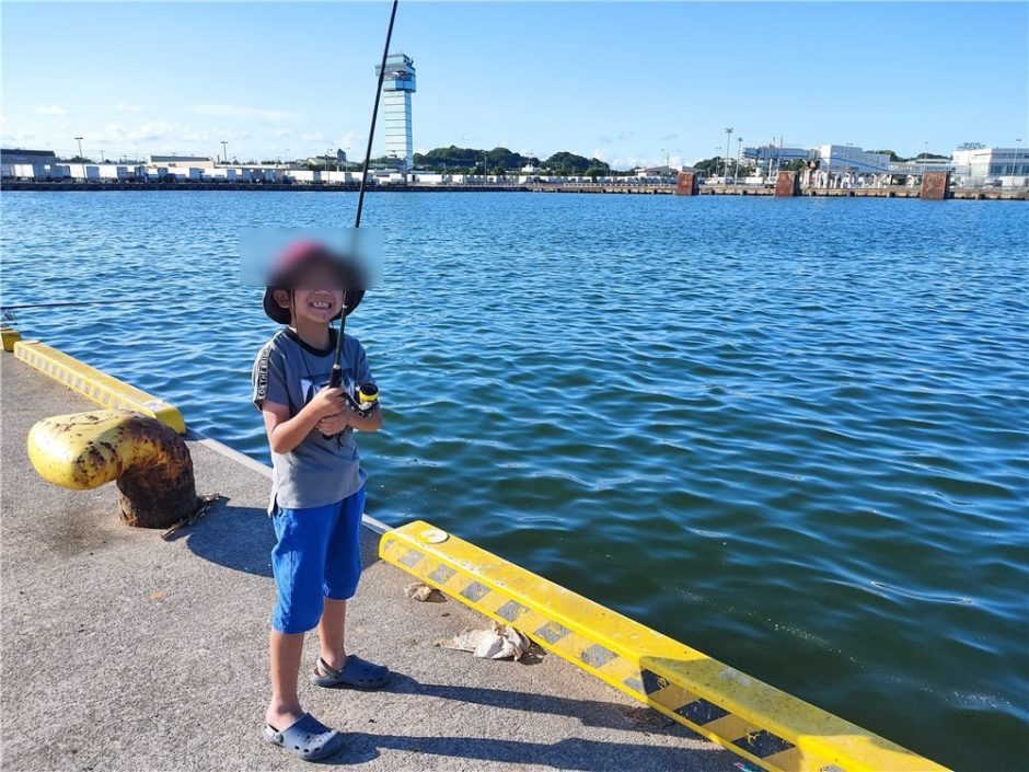 釣りをして笑顔な子ども