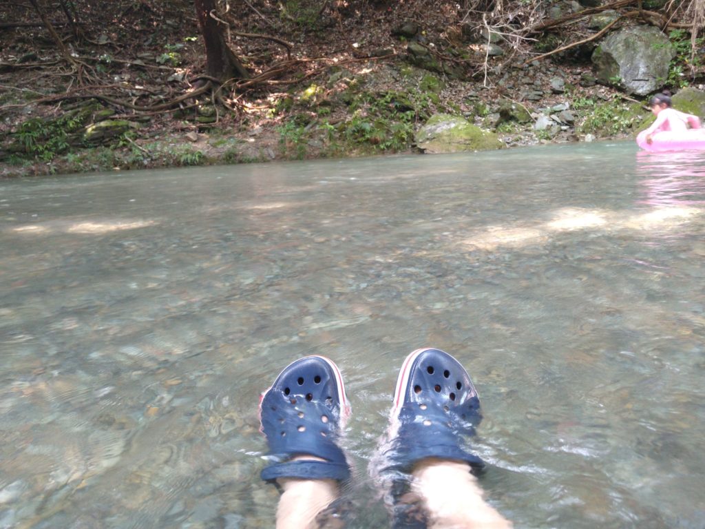 三波渓谷で足を浸す